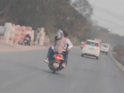 नेशनल हाईवे पर युवक-युवतियों की रोमांस का वीडियो सोशल मीडिया पर तेजी से वायरल हो रहा है। - Dainik Bhaskar