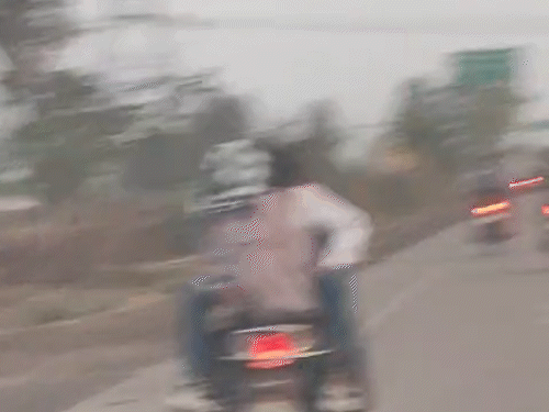 युवक युवती के लिए गले लगकर बैठा नजर आया।