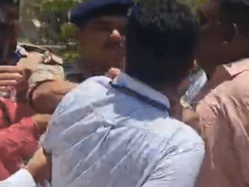 अहमदाबाद एलडीएस कॉलेज के काउंटिंग सेंटर के पास पुलिस और भाजपा कार्यकर्ताओं के साथ झड़प हुई। पुलिस ने कार्यकर्ताओं को थप्पड़ भी मारा।