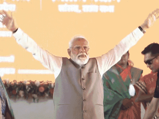 पीएम मोदी ने हाथ लहराकर महिलाओं का अभिवादन किया।