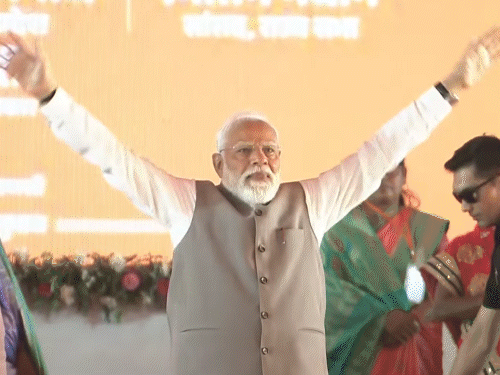 पीएम मोदी ने हाथ लहराकर महिलाओं का अभिवादन किया।