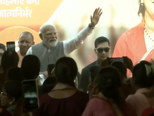 पीएम मोदी खुली जीप में सवार होकर सम्मेलन में पहुंचे।