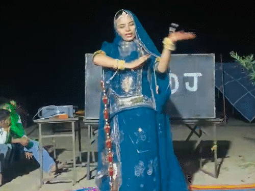 राजस्थानी गीतों पर डांस कर रही दीपू पर रिश्तेदार पैसे की वारफेर कर रहे थे।