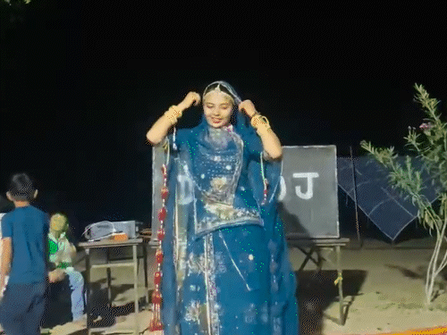 ममेरे भाई-बहन की बिंदौरी में डांस करती दीपू।