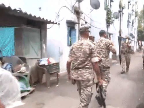 प्रचार के आखिरी दिन ममता बनर्जी ने दक्षिण कोलकाता में रोड शो किया। - Dainik Bhaskar