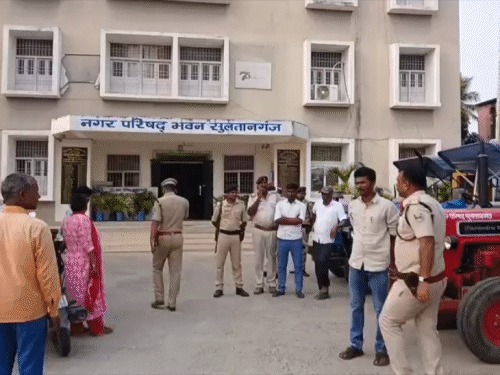 नगर परिषद ऑफिस के अंदर घुसकर अंधाधुंध फायरिंग की गई है।