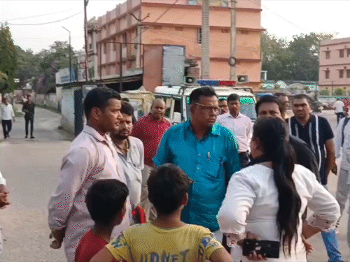 मौके पर पुलिस तैनात है। एक्स्ट्रा फोर्स बुलाया गया है।