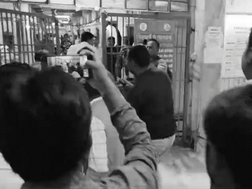 एग्जीक्यूटिव ऑफिसर को आनन-फानन में अस्पताल पहुंचाया गया, लेकिन रास्ते में ही उसकी मौत हो गई।