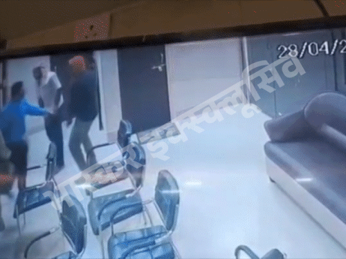 एग्जीक्यूटिव ऑफिसर कृष्णा भूषण कुमार अपराधियों से भिड़ गए।