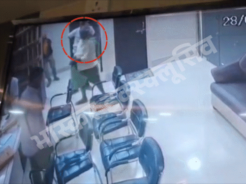 चैंबर में घुसते ही अपराधियों ने पिस्टल तान दी।