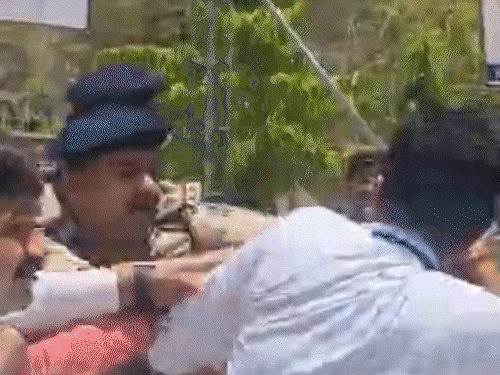 अहमदाबाद में काउंटिंग सेंटर के पास पुलिस और भाजपा कार्यकर्ताओं के बीच झड़प हुई। वहीं, भाजपा कार्यकर्ताओं ने जीत का जश्न भी मनाया। - Dainik Bhaskar