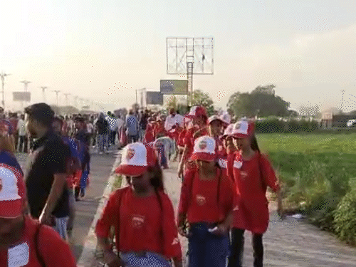 बच्चे भी मैच देखने के लिए पहुंचे।