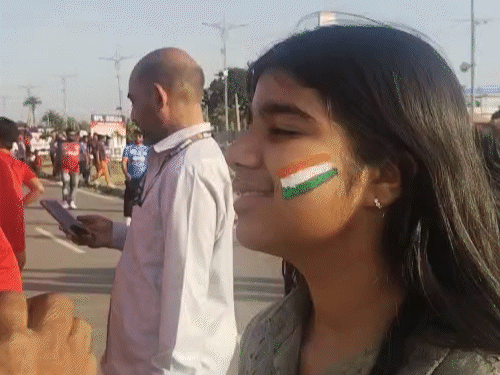 बरनाला से मैच देखने आई लड़की ने चेहरे पर तिरंग बनवाया।