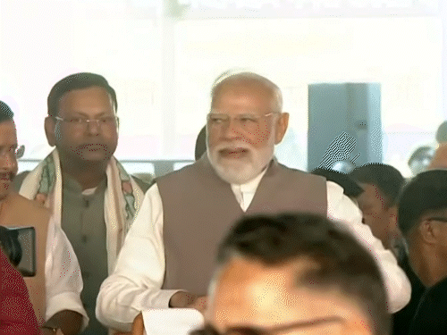 पीएम मोदी महिलाओं के बीच खुली जीप में सवार होकर पहुंचे।