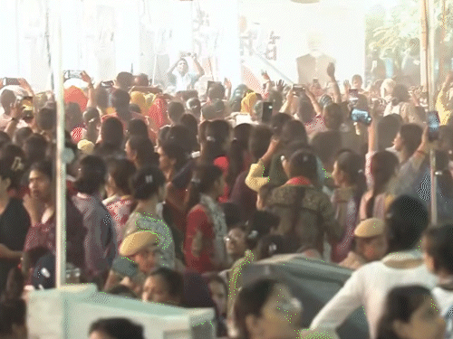 महिलाओं ने पीएम मोदी की फोटो खींची।