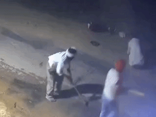 इसके बाद सड़क किनारे हमला करते आरोपी।