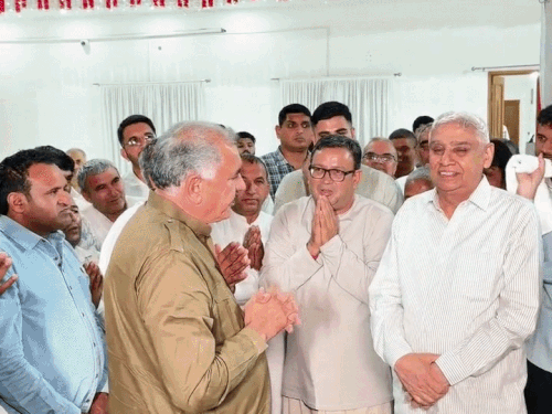 जेल से छूटे रामपाल के चरणों में दंडवत प्रणाम करते विधायक रणधीर पनिहार। - Dainik Bhaskar