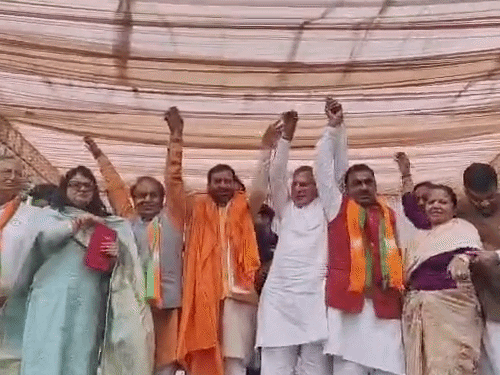 पंचकूला में मंच पर मेयर प्रत्याशी श्यामलाल बंसल व पूर्व मंत्री का हाथ थामे सीएम नायब सैनी।