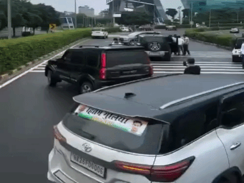 गुरुग्राम में डीएलएफ साइबर सिटी की मुख्य सड़क पर गाड़ी खड़ी करते एनएसयूआई कार्यकर्ता।