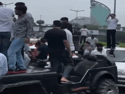 गुरुग्राम में डीएलएफ साइबर सिटी की मुख्य सड़क पर महंगी गाड़ी खड़ी करके वीडियो बना रहे एनएसयूआई कार्यकर्ता। - Dainik Bhaskar