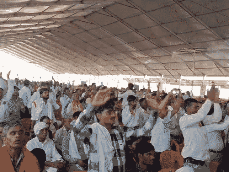 कार्यक्रम में बड़ी संख्या में लोधा-लोधी समाज के लोग मौजूद रहे।