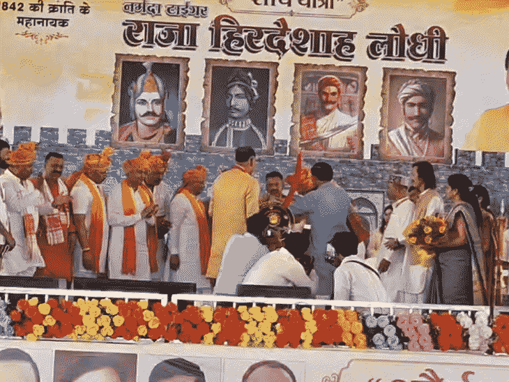 लोधी समाज के पदाधिकारियों ने उमा भारती का ढाल-तलवार भेंट कर स्वागत किया।