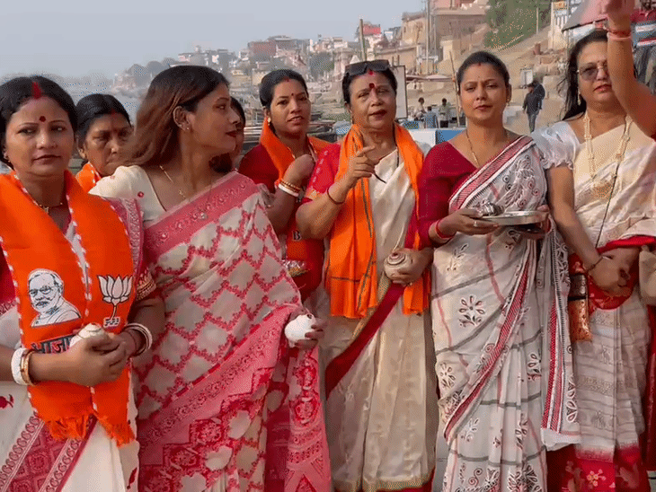 वाराणसी के चौसठी घाट पर PM के आने से पहले बंगाली महिलाओं ने शंखनाद करके जयकारे लगाए।