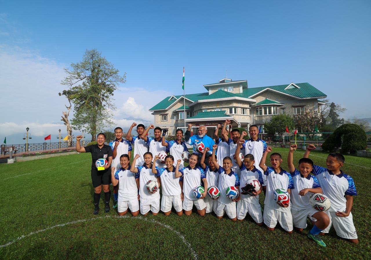 पीएम ने बच्चों के साथ फोटो भी खिंचवाई। उन्होंने लिखा- खूबसूरत गंगटोक की सुबह युवा दोस्तों के साथ फुटबॉल खेलने जैसा कुछ नहीं।