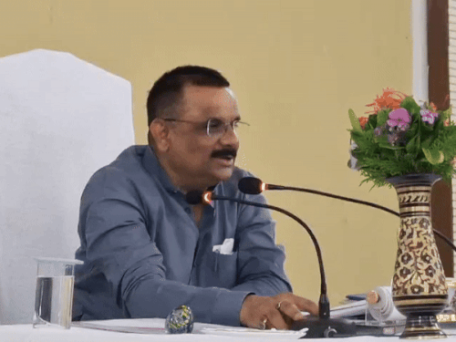 महापौर अशोक तिवाई ने बताया यह सदन 300 सीट वाला होगा।