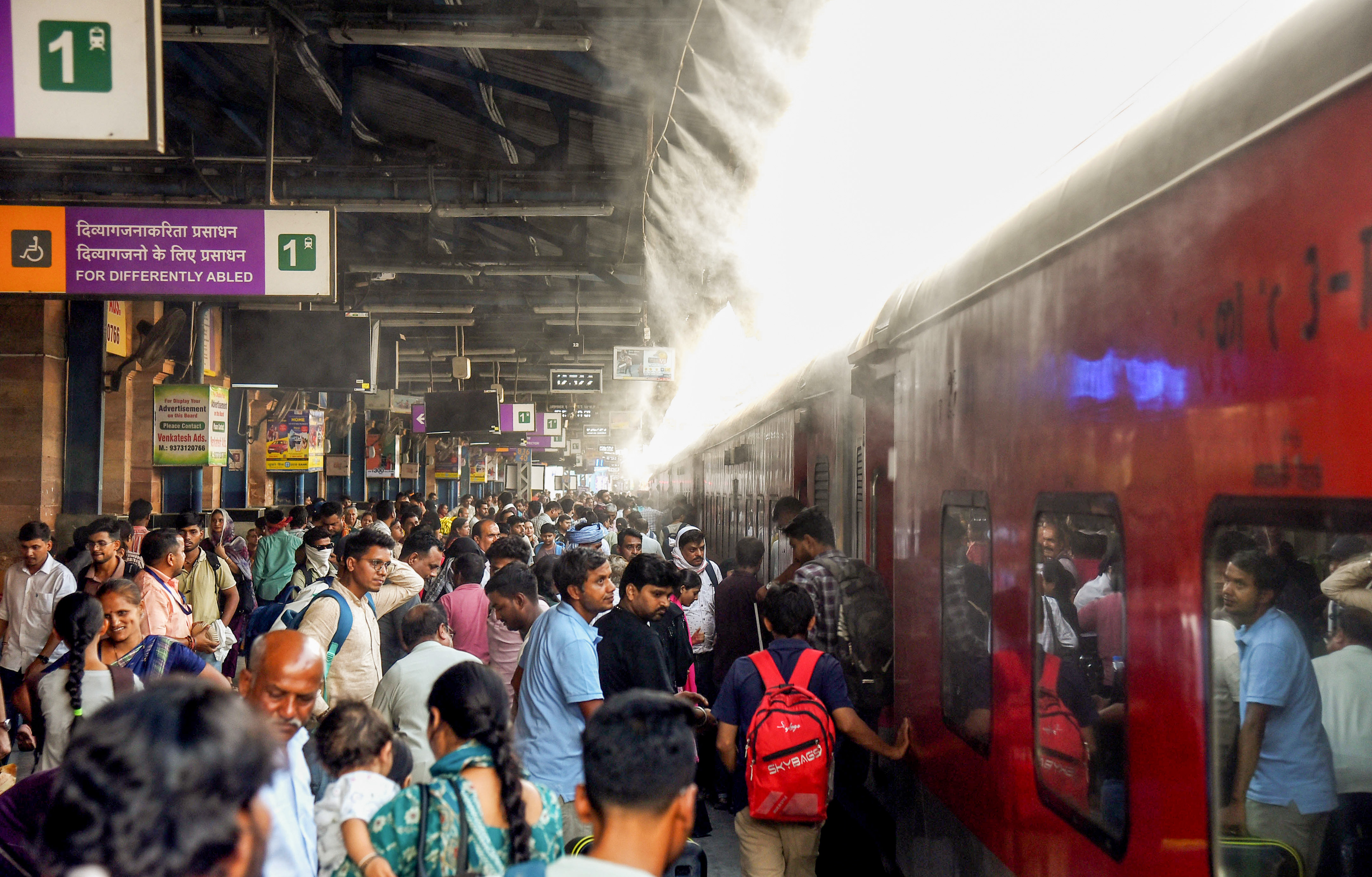 नागपुर रेलवे स्टेशन पर यात्रियों के लिए 'मिस्ट कूलिंग सिस्टम' लगाया गया है। पानी की महीन फुहारों के कारण लोगों को तेज गर्मी से राहत मिल रही है।