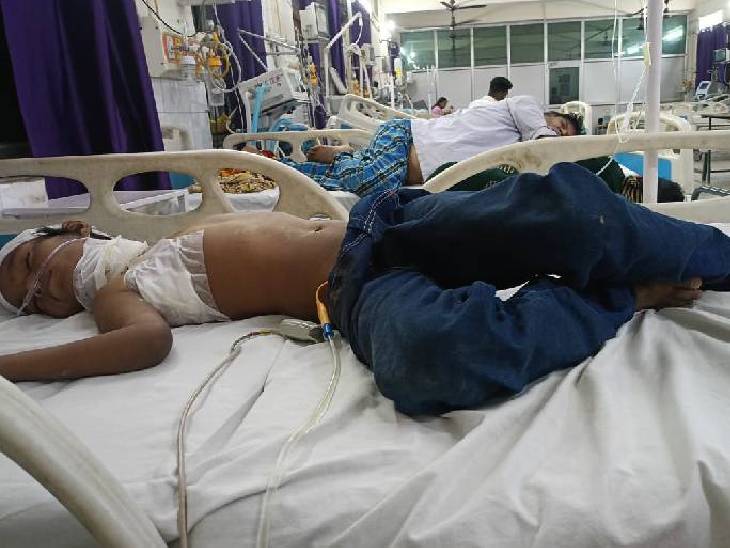 हर्ष ऑपरेशन के बाद जिला अस्पताल के ICU में भर्ती है। उसे अभी डॉक्टरों ने मॉनिटरिंग में रखा है।