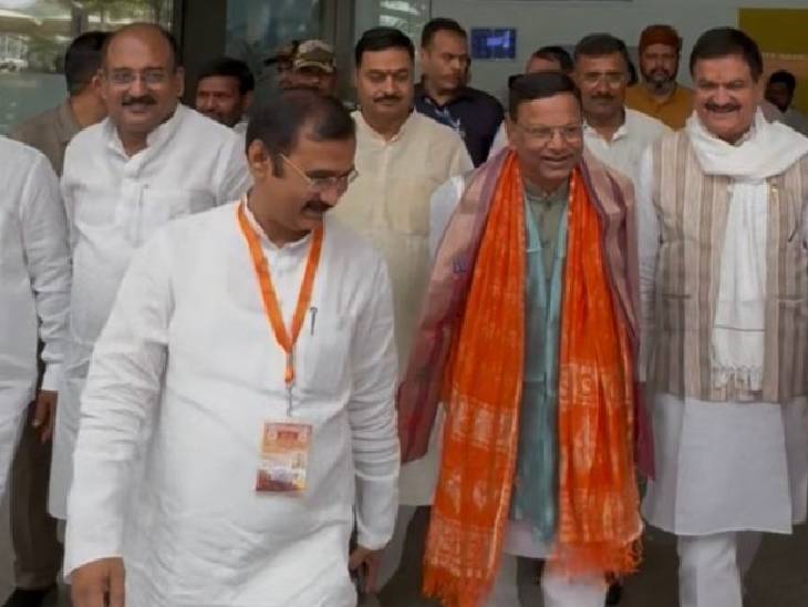 मंगलवार सुबह भाजपा प्रदेश अध्यक्ष पंकज चौधरी वाराणसी एयरपोर्ट पहुंचे।