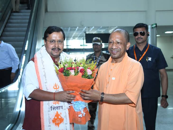 वाराणसी एयरपोर्ट पर भाजपा अध्यक्ष नितिन नवीन का सीएम योगी ने बुके देकर स्वागत किया।