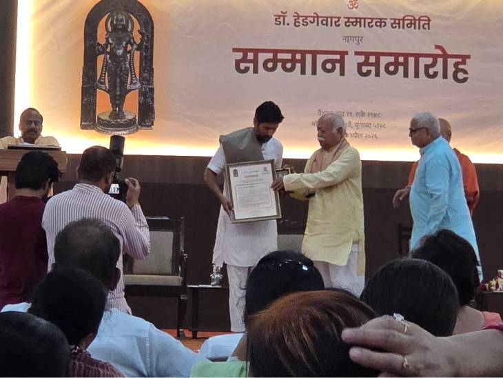 अयोध्या मंदिर के लिए मूर्ति बनाने वाले कलाकार अरुण योगीराज का सम्मान किया गया।