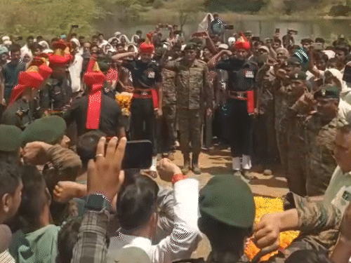 शहीद की पार्थिव देह के पास भारत माता की जय का नारे लगाते सेना के जवान और ग्रामीण।