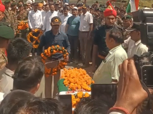 शहीद को पुष्पचक्र अर्पित कर श्रद्धांजलि दी गई।