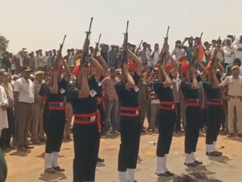 शहीद को सलामी देती सेना की टुकड़ी।