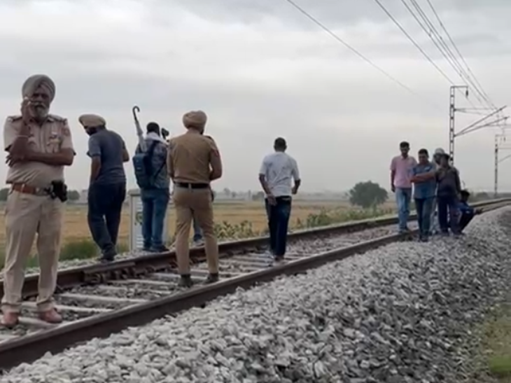 GRP और पंजाब पुलिस की कई टीमें रेलवे ट्रैक और उसके आसपास जांच कर रही हैं।