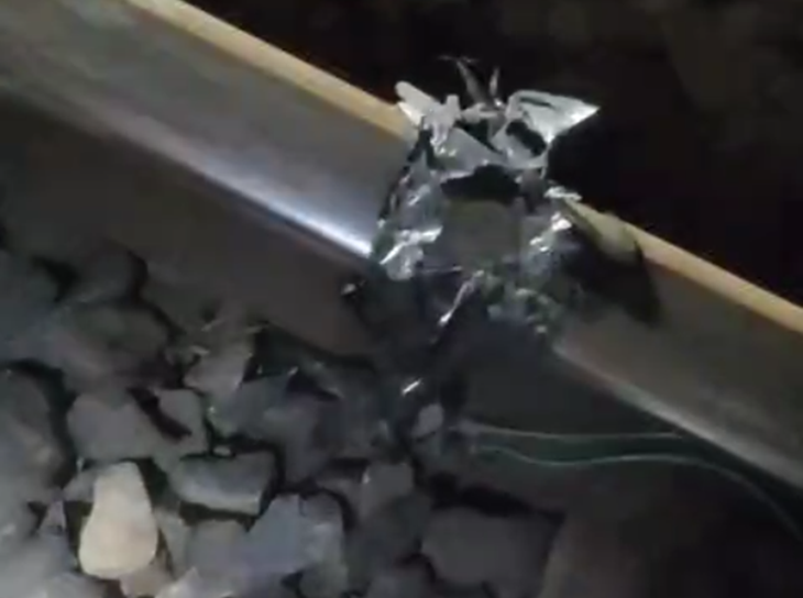 रेलवे ट्रैक पर इस तरह से बम फिट किया गया था।