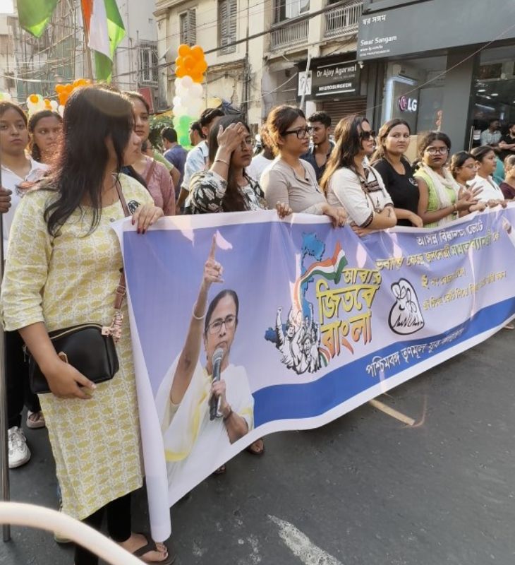 एल्गिन रोड की रैली में पोस्टर थामे खड़ीं महिला कार्यकर्ता। आरजीकर कांड के गुस्से के बीच, महिलाओं का लक्ष्मी भंडार जैसी योजनाओं का भरोसा ममता की जीत की उम्मीद बना हुआ है।