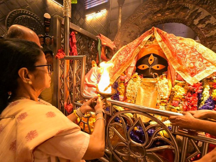 पोइला बैसाख या बंगाली नववर्ष पर ममता बनर्जी आशीर्वाद लेने कालीघाट मंदिर पहुंची थीं।