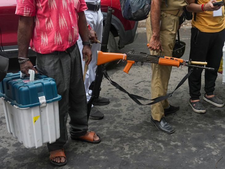 मतदान कर्मियों के साथ चुनावी ड्यूटी पर तैनात सुरक्षाकर्मी भी अपने-अपने बूथ पर रवाना हुए।