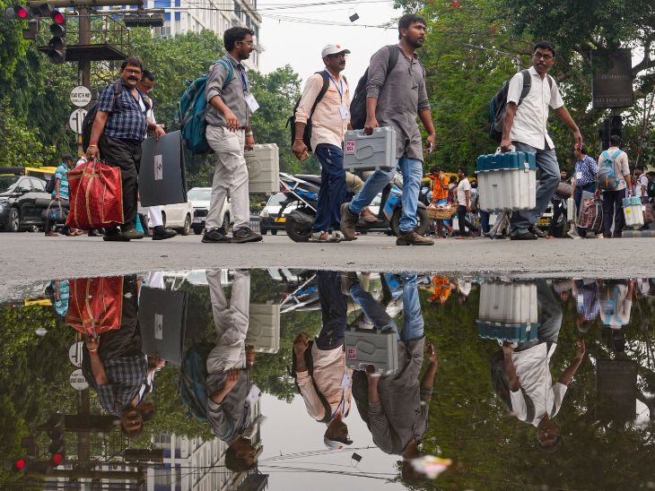 कोलकाता में मतदान कर्मी EVM और VVPAT यूनिट्स लेकर मतदान केंद्रों के लिए रवाना हुए।