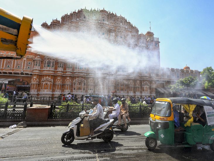 जयपुर में हवा महल के पास स्प्रिंकलर ट्रक से पर्यटकों और राहगीरों पर पाें डाली गईं।