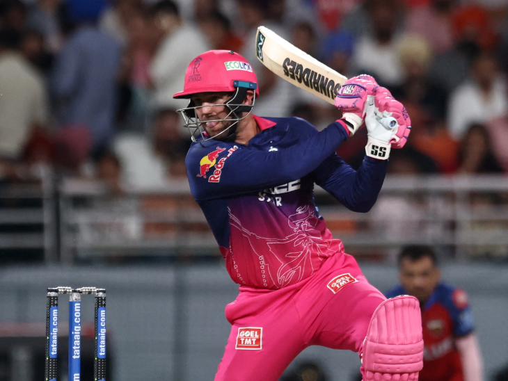 डोनोवन फरेरा ने गेंद को टॉप टियर में पहुंचा दिया।