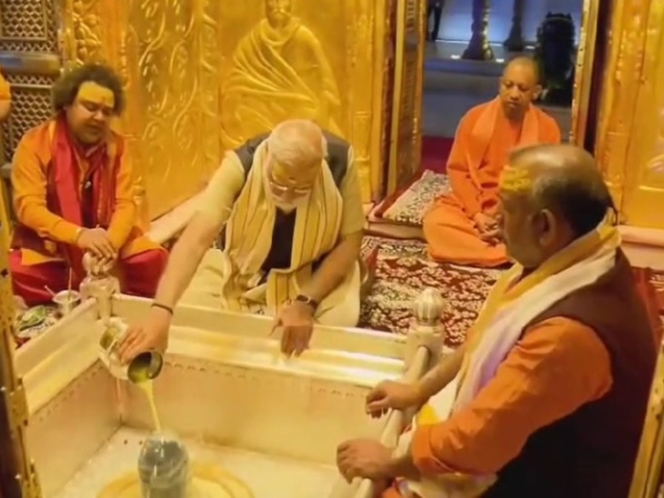 पीएम सुबह शुभ मुहूर्त में श्रीकाशी विश्वनाथ मंदिर जाएंगे और बाबा का रुद्राभिषेक करेंगे। (फाइल फोटो)