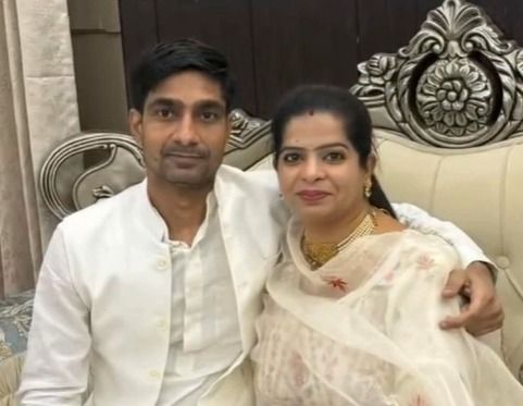 मेयर पत्नी इंद्रजीत कौर के साथ रवि आनंद उर्फ लक्की, जिस पर लेडी प्रिंसिपल ने गंभीर आरोप लगाए हैं।