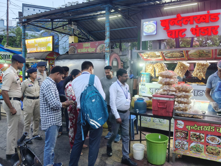 जांच के दौरान शहर के विभिन्न इलाकों में संचालित चाट और गुपचुप ठेलों की पड़ताल की गई।