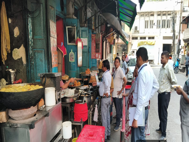 अधिकारियों ने संचालकों को खाद्य सुरक्षा मानक अधिनियम 2006 के नियमों का सख्ती से पालन करने के निर्देश दिए।