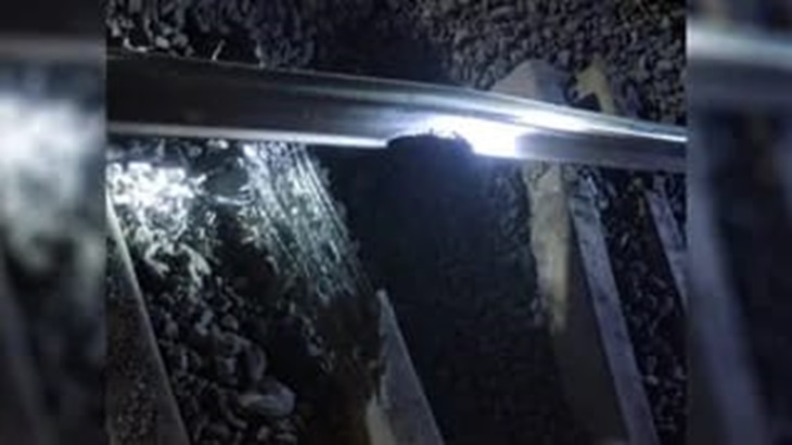 ब्लास्ट के बाद रेलवे पटरी को इस तरह से नुकसान हुआ।